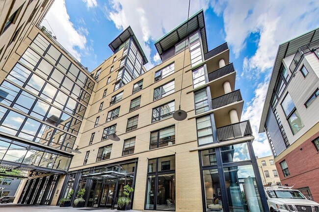 Building Photo - Beautiful updated 2bd/2ba condo in bustlin...