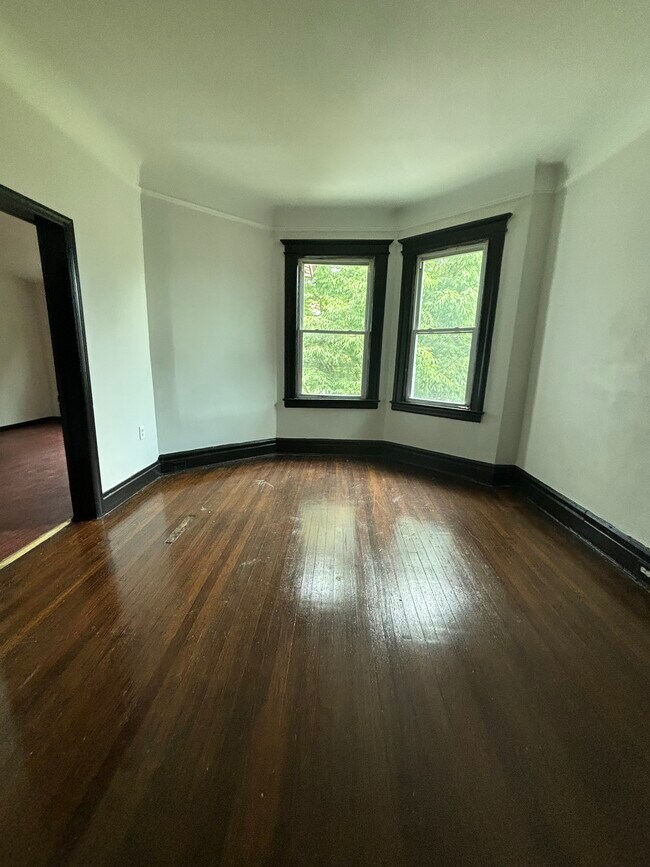 Unit 2 - 43 Treacy Ave Unidad 2