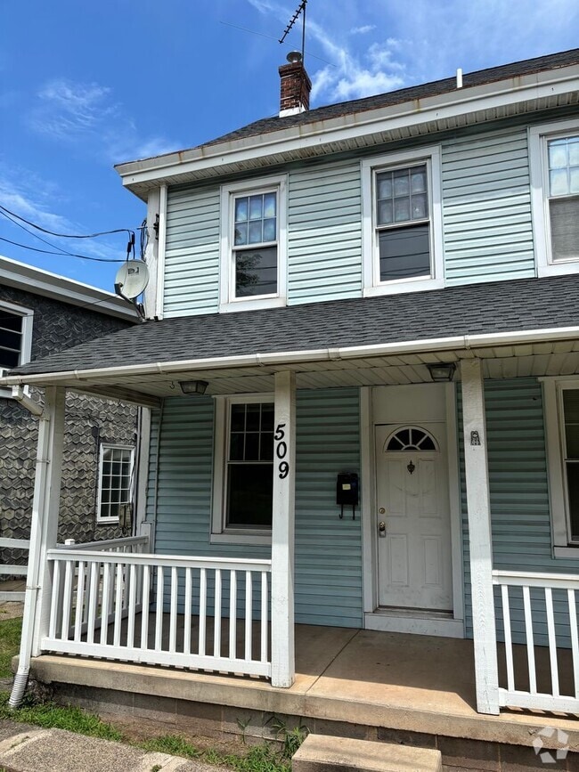 Building Photo - 3 bed 1.5 bathroom apartment in Harleysvil...
