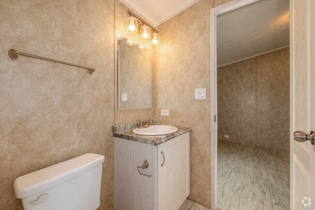 3BR, 2BA - 1000SF - Second Bathroom