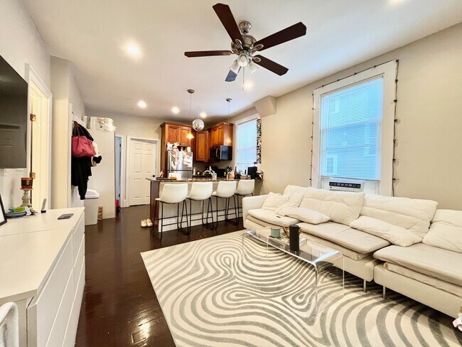 Photo - 719 Parker St