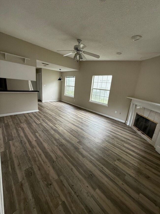 Building Photo - 3 Bed Townhouse on Nuggett Lane, available...