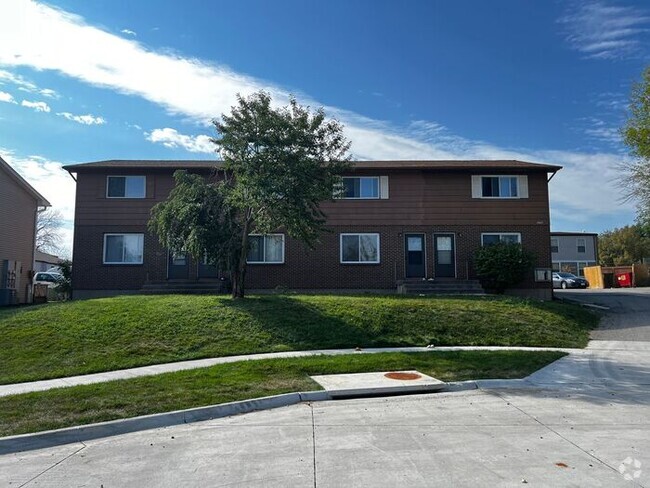 Building Photo - $1,395 | 3 Bedroom, 1.5 Bathroom Townhome ...