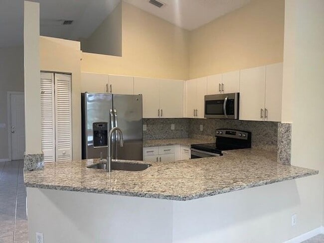 Building Photo - 824 Savannah Falls Dr Rental