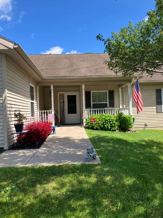 Building Photo - 2 Bedroom Townhome in Fairport Available October 1! Unit 1