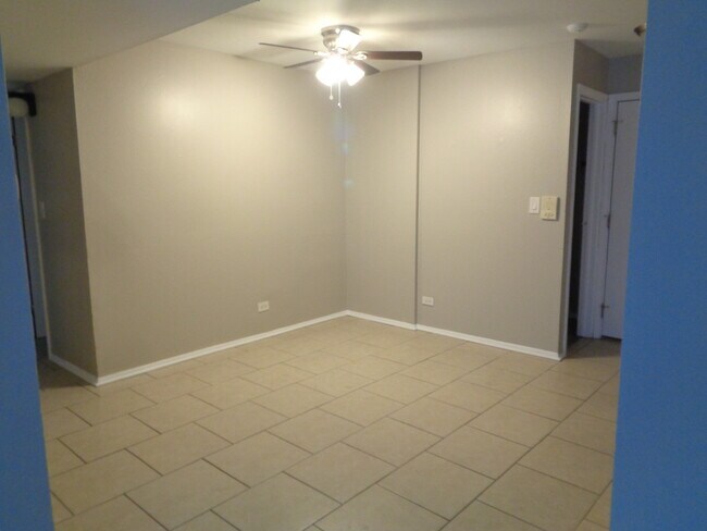 Photo - 16W585 Mockingbird Ln Unidad 207