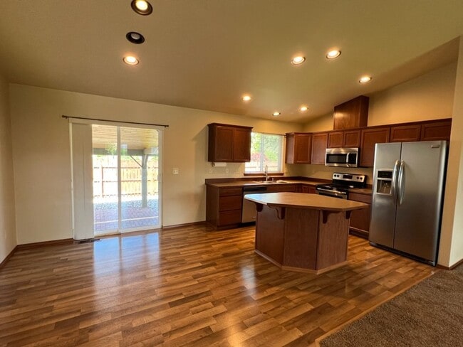 Photo - Beautiful 3 bed/2 bath home with garage, a/c and private covered patio!