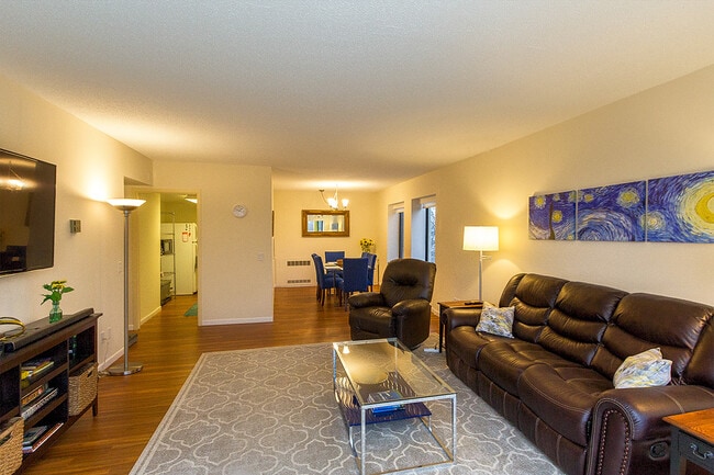 Sala de estar, comedor, cocina - 207 5th Ave SW #308 Unidad 308