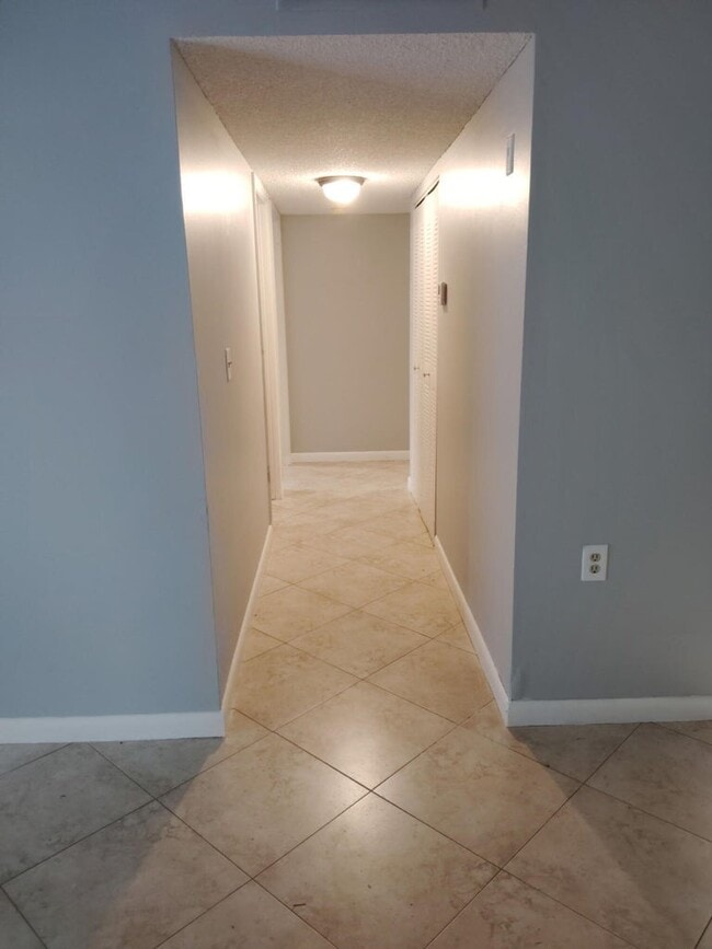 Building Photo - 1140 Lake Victoria Dr Unit m