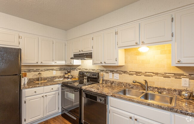 2BR, 2BA - 1,390SF