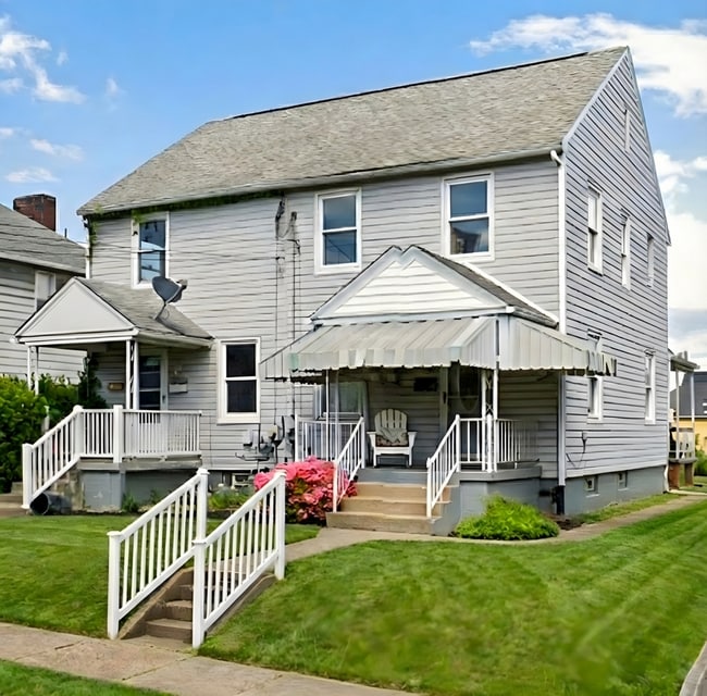Building Photo - 2 Bed/ 1 Bath, Half Duplex in Clairton