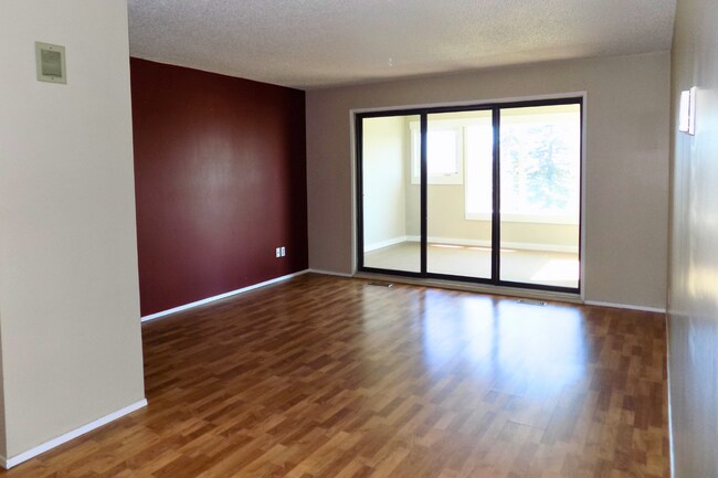 Photo - 10420-10100 100 Ave.