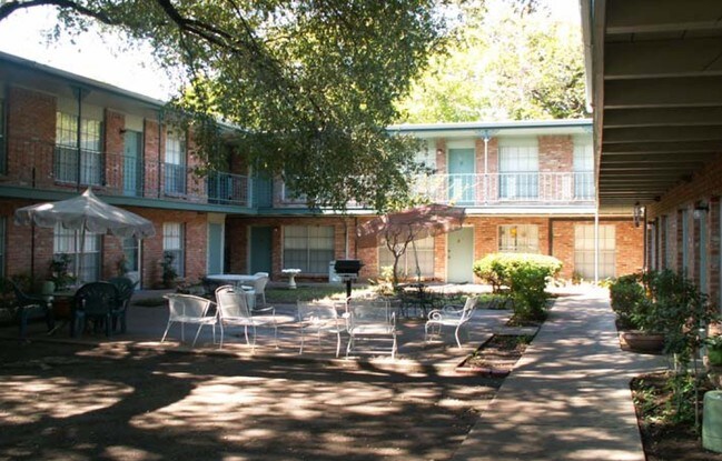 Courtyard - Crosswinds Apartments