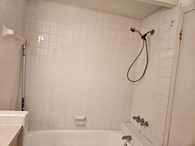 bath tub and shower - 2426 SE 17th St Unidad Village at Harbor Beach