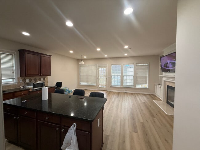 Photo - 830 Pimlicon Pl