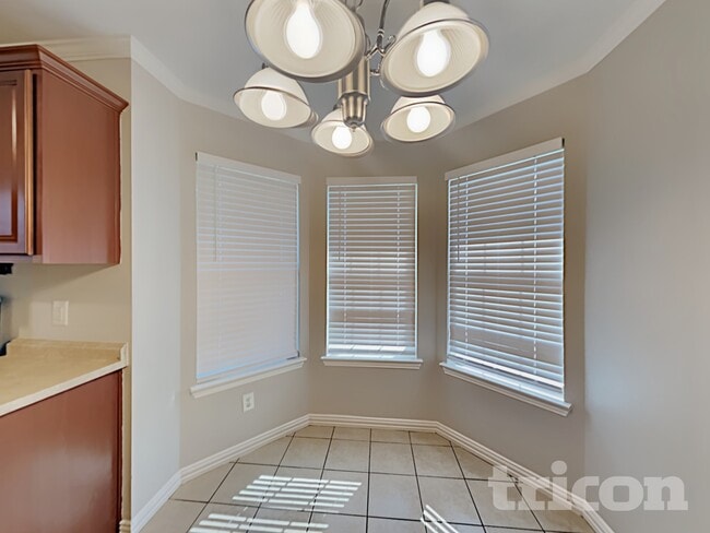 Photo - 310 Southlake Dr