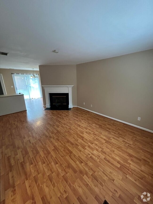 Building Photo - 2 Bedroom Townhome Available now!