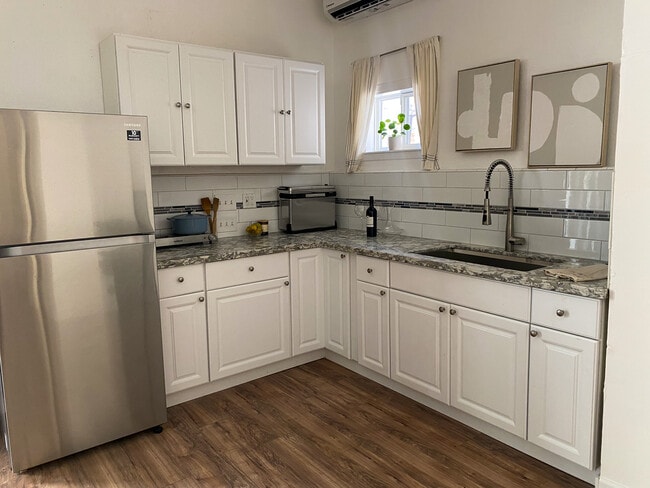 Upgraded kitchen with stainless steel appliances & oversized sink - 4775 Oakwood Pl Unit Backyard Studio Apartment