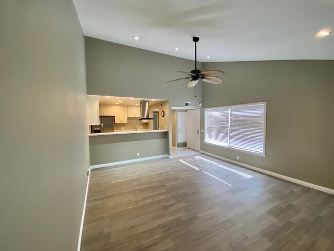 Photo - 1300 Cabrillo Park Dr Unidad Apt G