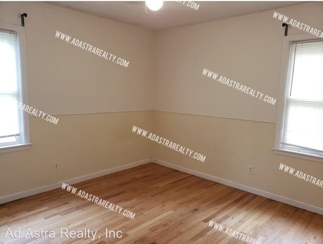 Building Photo - 9203 Vaughn Ave