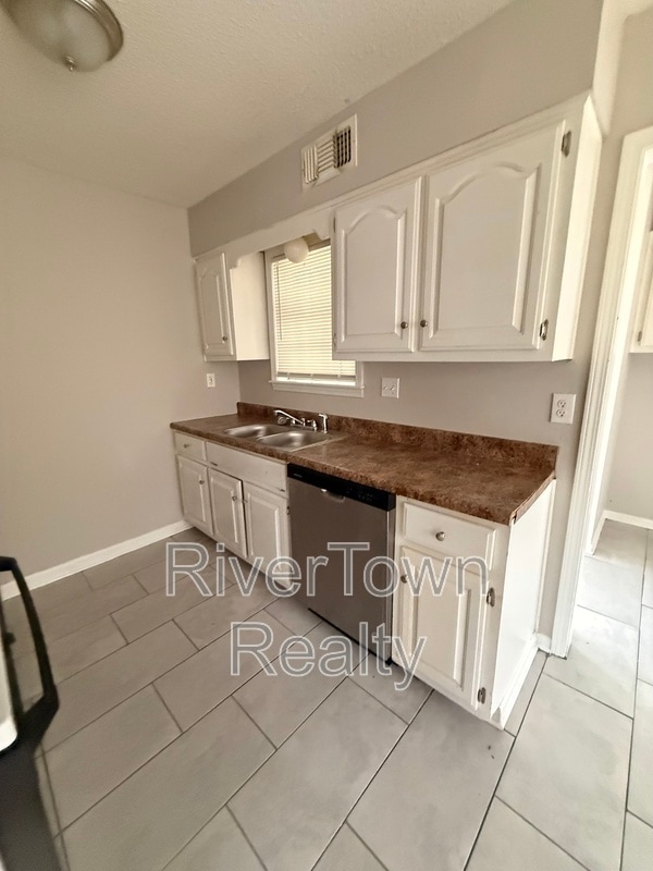 Photo - 2864 Whitney Ave