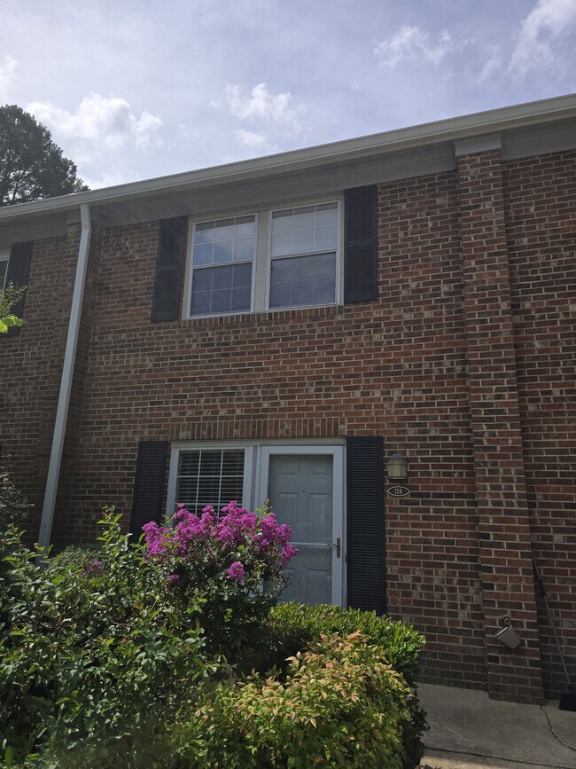 Photo - 118 Chaucer Ct