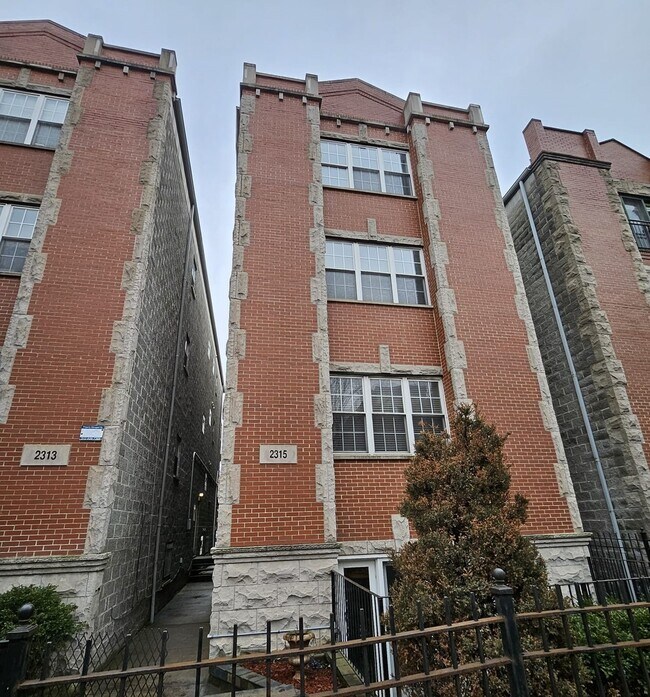 Building Photo - 2315 W Harrison St Rental
