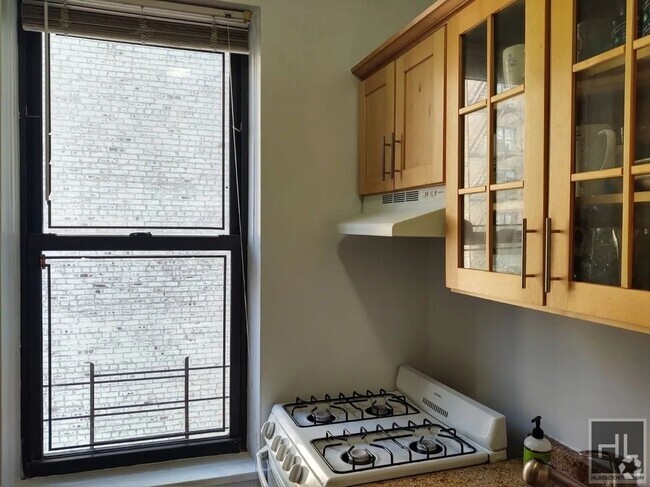 Building Photo - E MOSHOLU PARKWAY S Unit 3H Rental