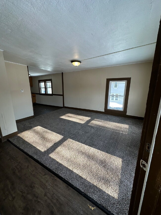 Building Photo - 171 Linn St Unit Upper