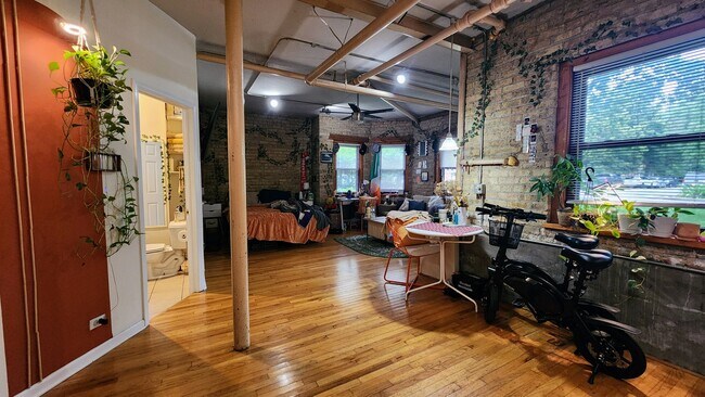 Photo - 1919 W Berteau Ave Unit F