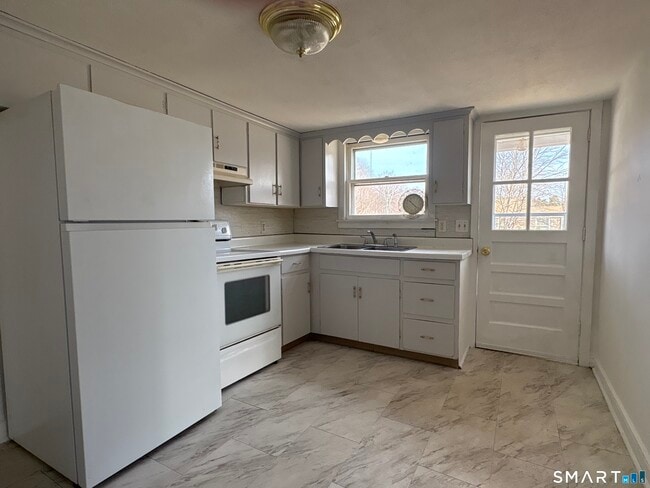 Photo - 107 N Main St Unidad First floor by driveway