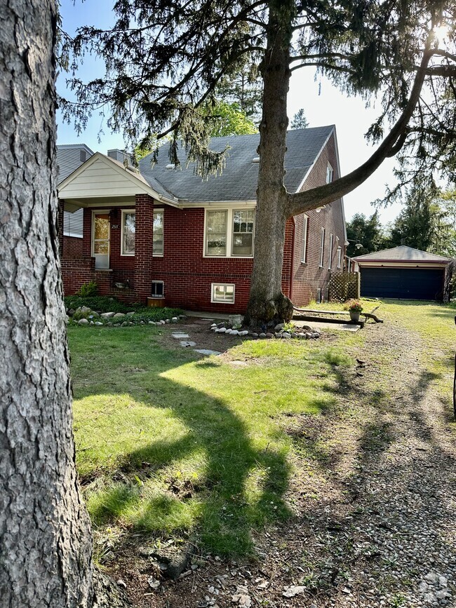 Building Photo - 2517 Maplewood Ave Rental