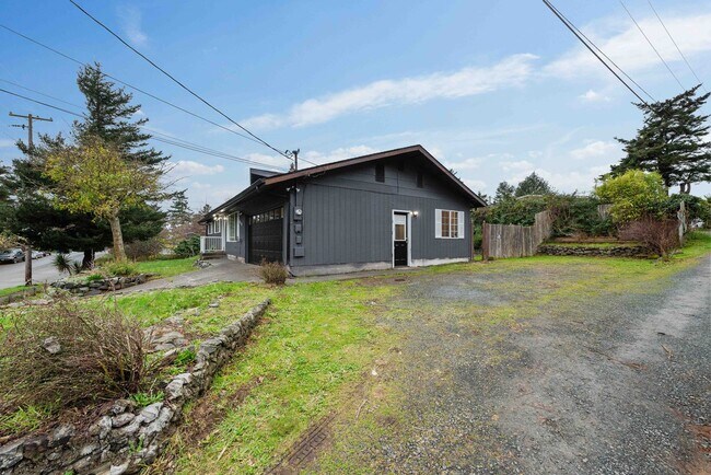 Photo - GORGEOUS 3 Bedroom (+BONUS ROOM!) 2 Bath Home with RV/Boat storage near beaches and shopping!