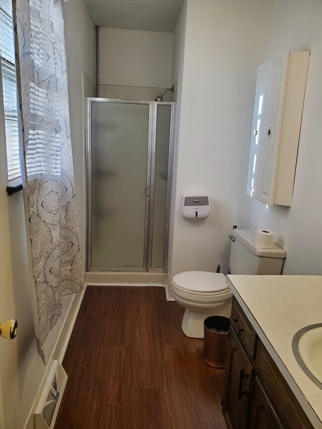 Photo - 4820 England St