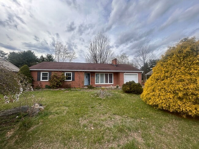 Building Photo - Spacious 5-Bedroom Retreat with Luxurious ... Rental