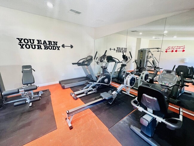 Centro de fitness completo con pesas libres - Cypress Place Apartments