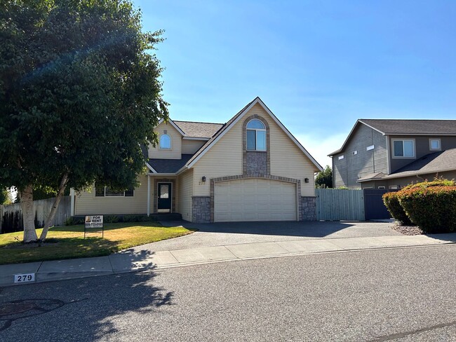 Two Story Home w/ Main Level Primary Bedro... - Two Story Home w/ Main Level Primary Bedro...