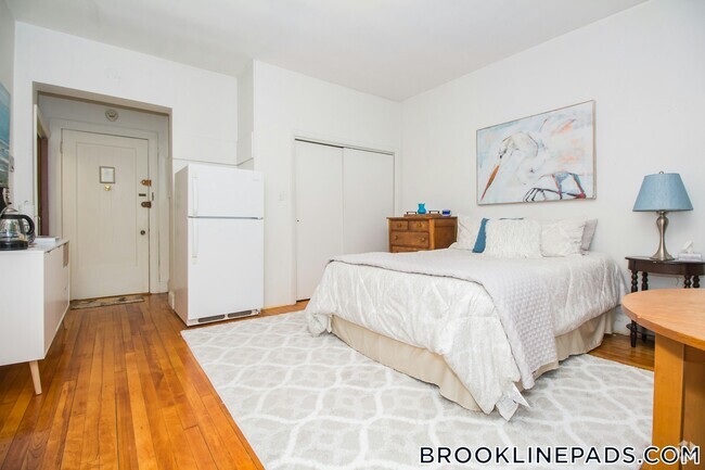 Building Photo - 1253 Beacon St Rental