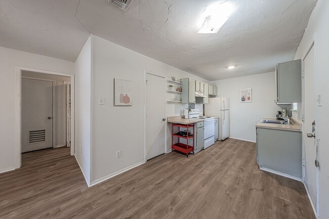 Photo - Super cute 2 bedroom 1 bath duplex