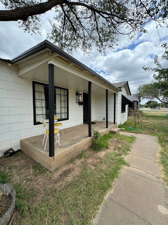 Photo - Adorable 2/1/1 CH/A updated!!! walking dis...