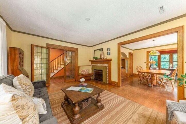 Photo - 824 N 66th St