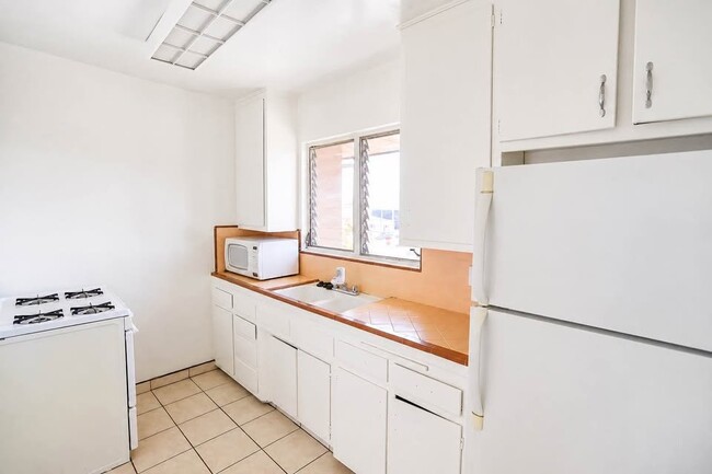 260 S Sycamore Ave Unit 28