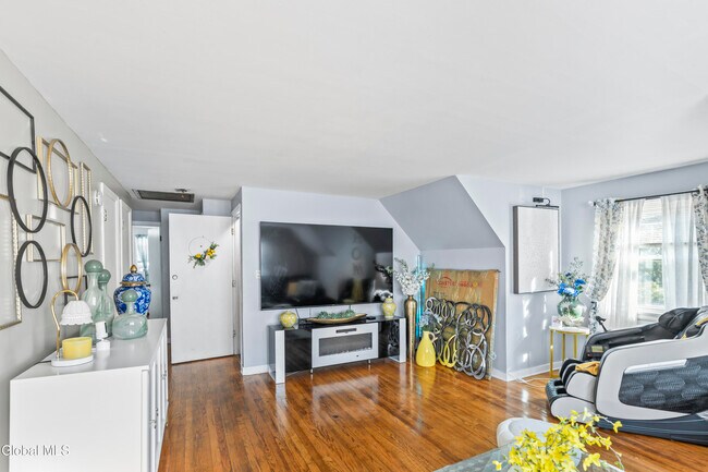 Photo - 321 Hackett Blvd