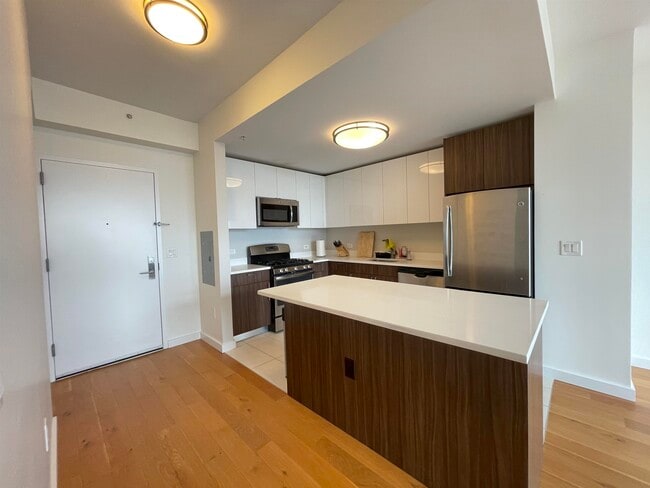 Building Photo - 110 1st St Unit 25G