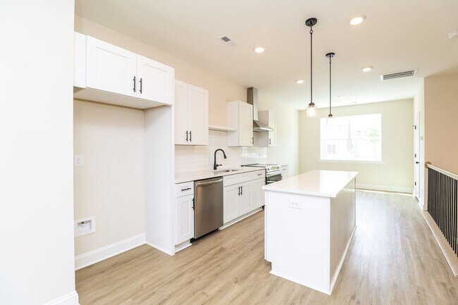 Photo - Beautiful 3BR 3.5BA Townhome w/ Full Appliance Kitchen Garage Parking in West End
