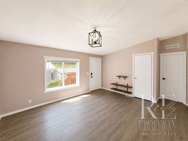 Photo - 548 Arnold Ave E