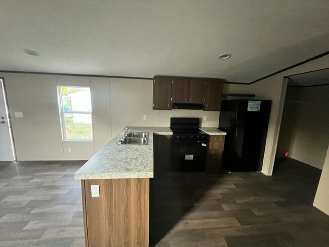 Photo - 57 Tower Manor Cir W