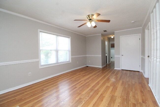 Photo - Spacious Bellview 2BR/1.5BA Duplex with Large New Front Deck, Fenced Backyard & Covered 2-Car Car... Unit B