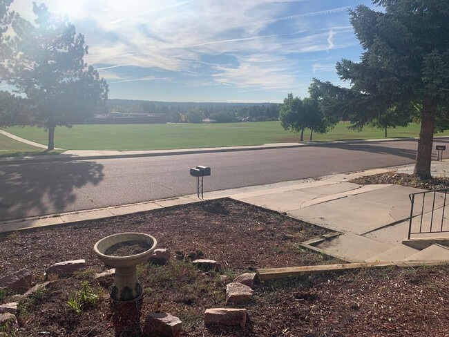 Bonito parque al otro lado de la calle. - 5170 Saddle Dr Unidad Studio by UCCS