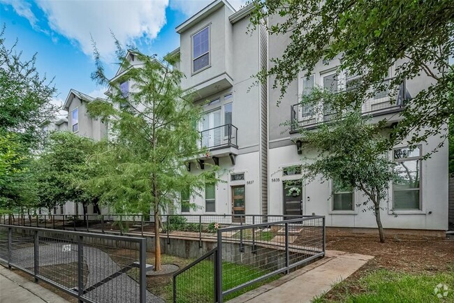 Building Photo - 5837 E Post Oak Ln Rental